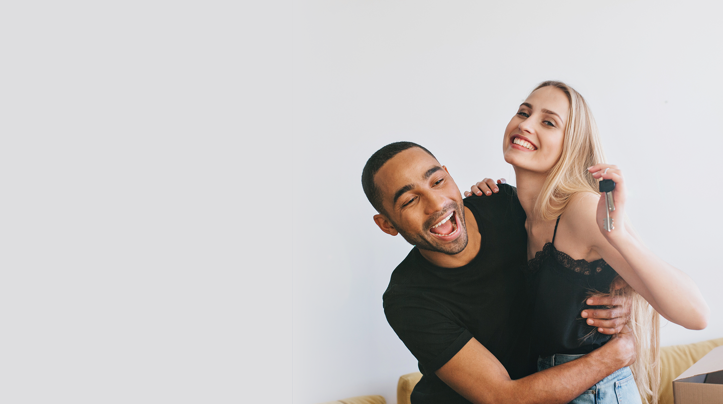 Casal celebrando nova casa